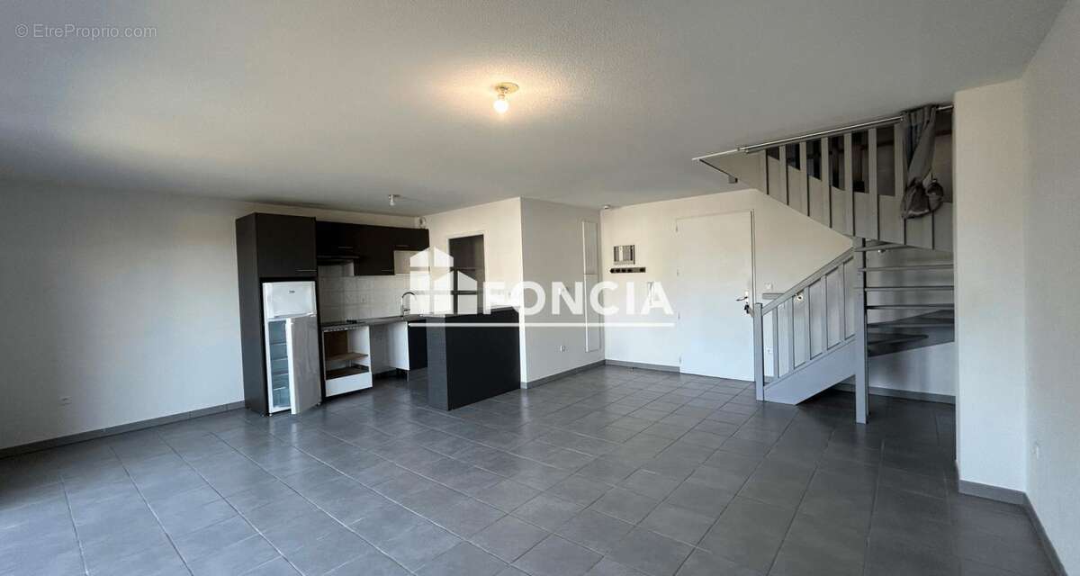 Appartement à PINS-JUSTARET