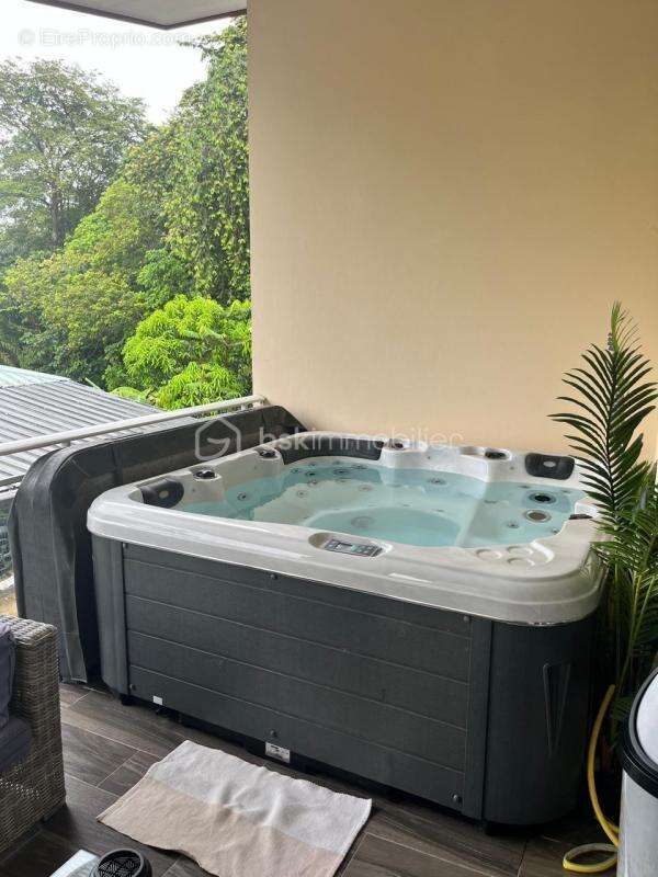 Appartement à REMIRE-MONTJOLY