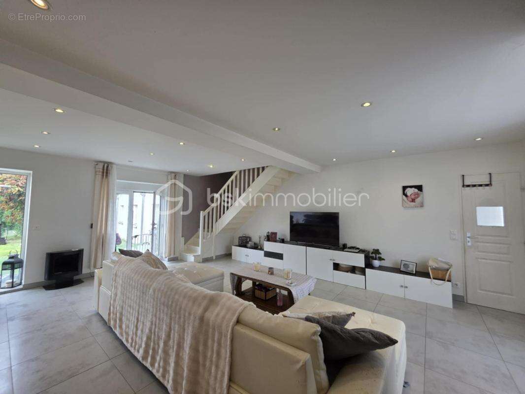 Maison à MONTCOURT-FROMONVILLE