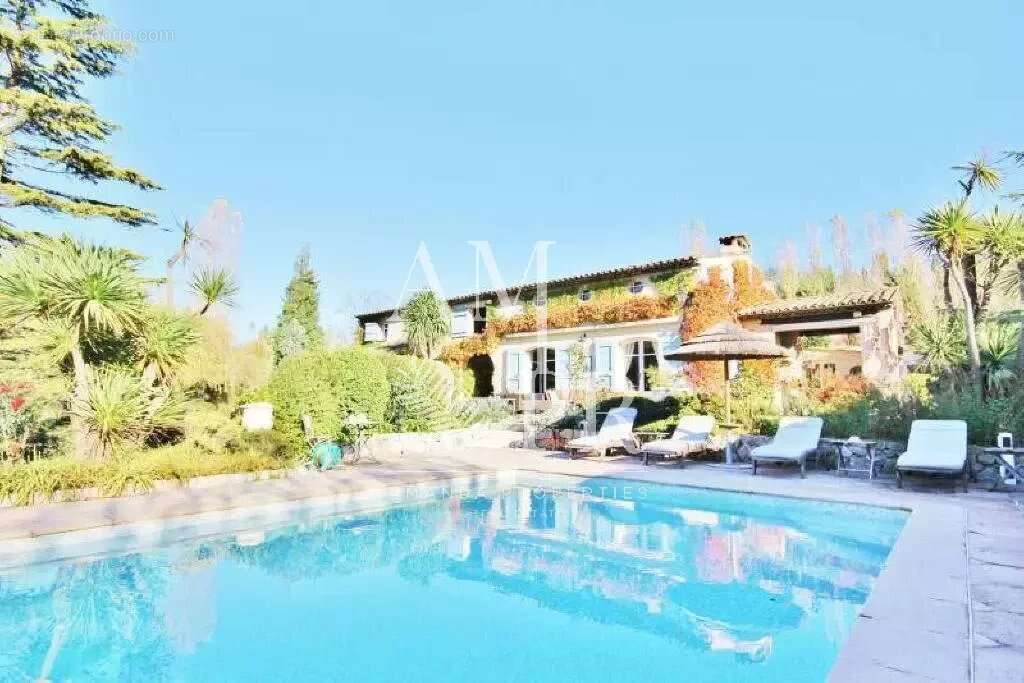 Maison à CHATEAUNEUF-GRASSE
