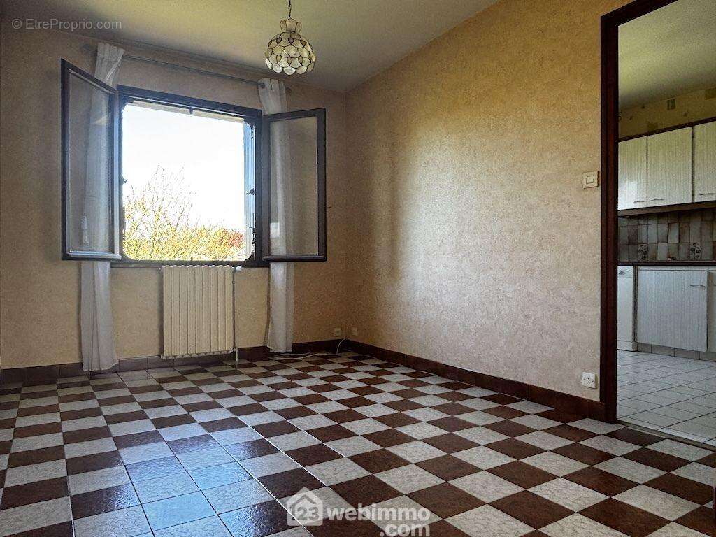 De l'autre côté, la salle à manger orientée Ouest peut se décloisonner sur... - Maison à POITIERS