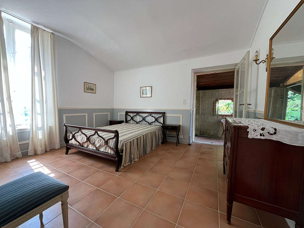 À vendre Authentique Mas - 5 chambres avec piscine, parc arboré et 4 garages - Proche Calvisson - photo 11