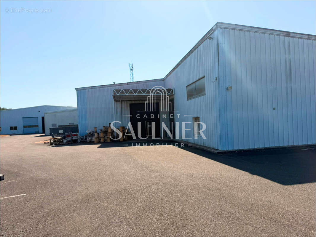 En sortie de Montrichard, A vendre locaux commerciaux et industriels. - photo 3