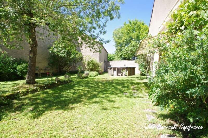 Maison en pierre de 186,64 m² avec 3 chambres rénovée en 1999 sur un terrain de 413 m² - photo 7