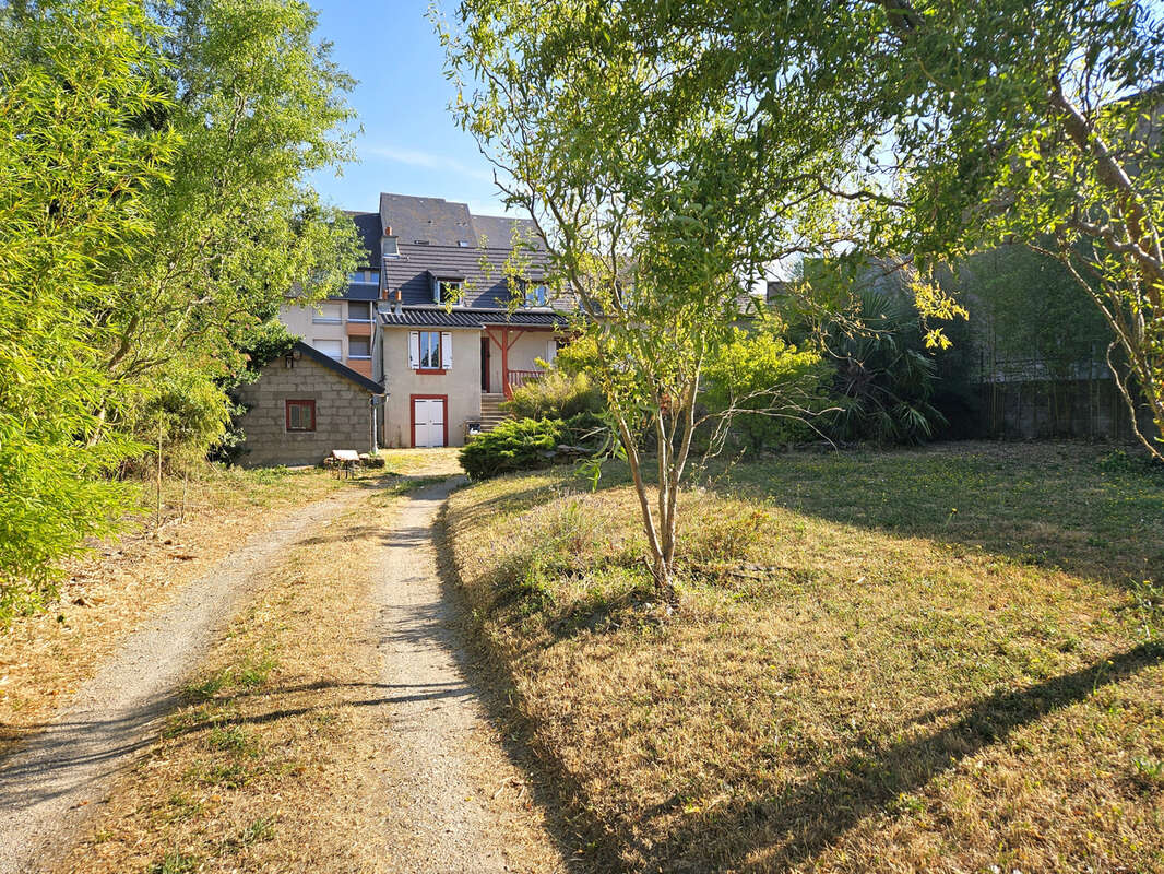 Maison rénovée avec grand jardin aménagé et garage, située dans le centre ville de Baraqueville - photo 33