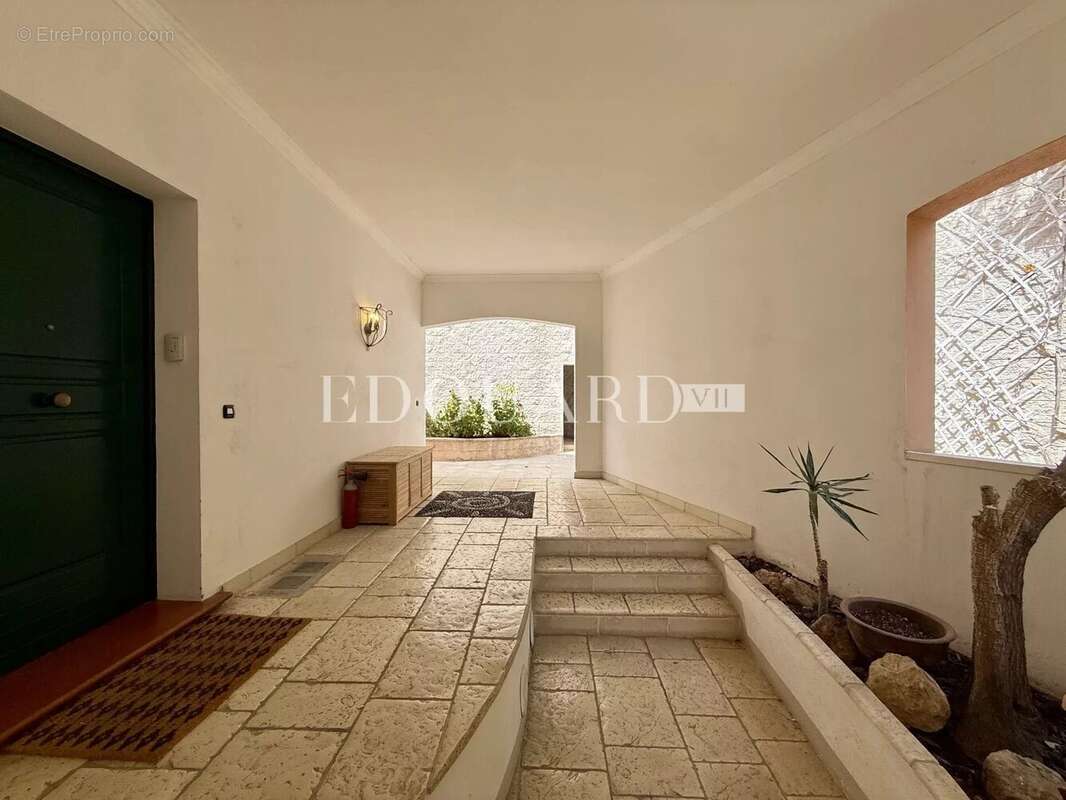 Dans un domaine privé et sécurisé, à vendre villa de prestige avec vue panoramique sur la Principauté de Monaco - photo 33