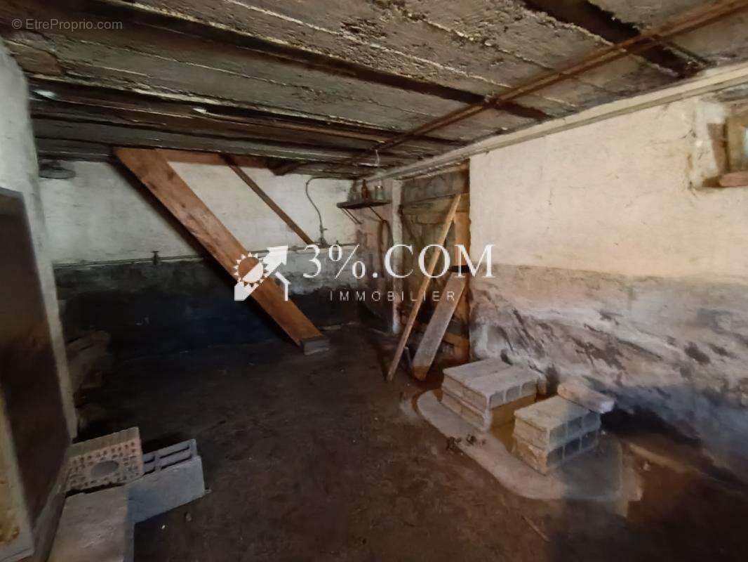 Maison des annees 1950  de 105m2 a renover avec dependances - photo 11