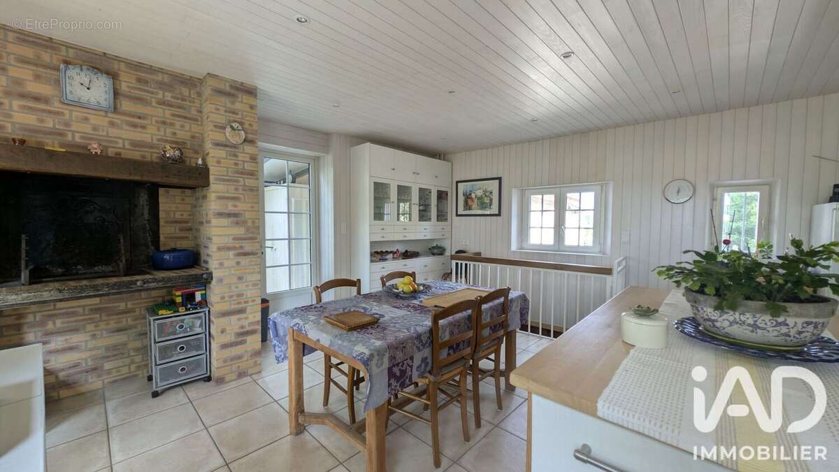 Maison 188 m² à Beaumont-La-Ronce  - photo 7