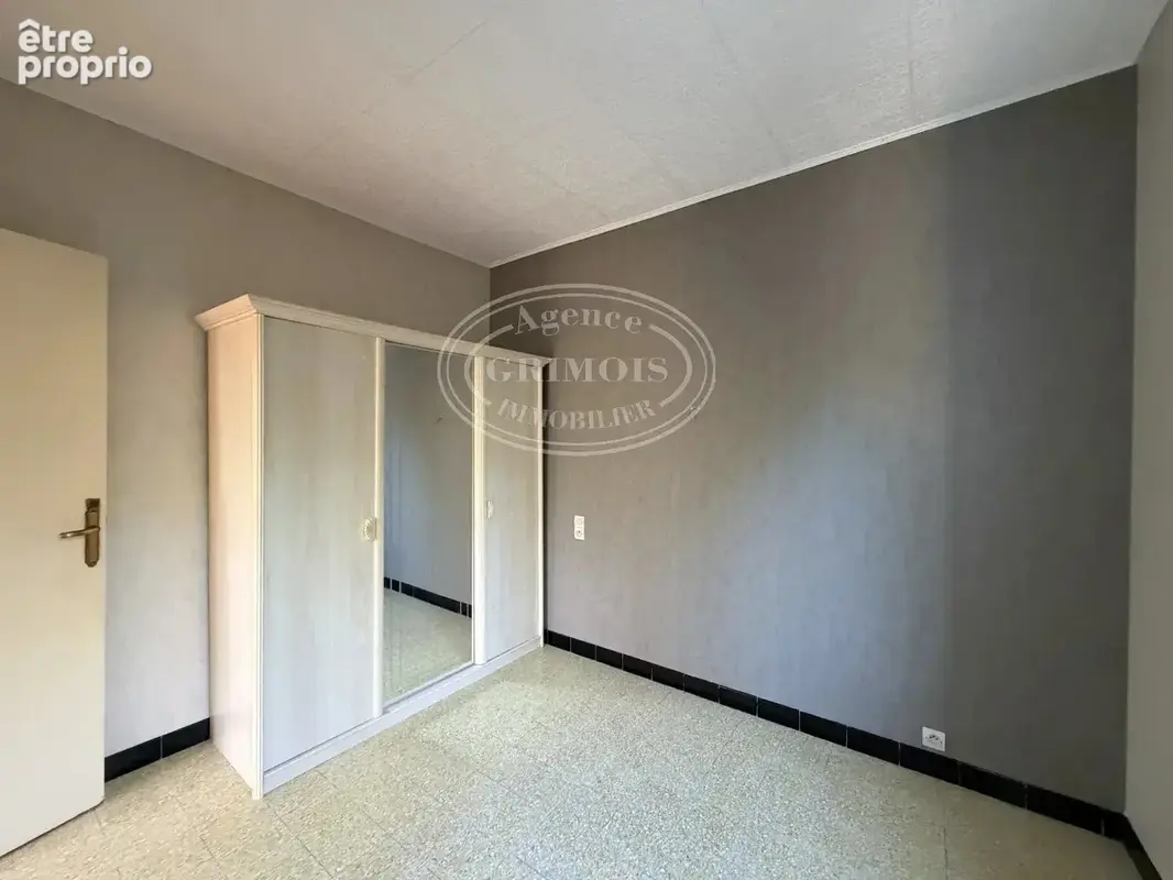 Lezignan-corbieres- maison plain-pied de 100 m² env./ terrains et hangar - photo 8