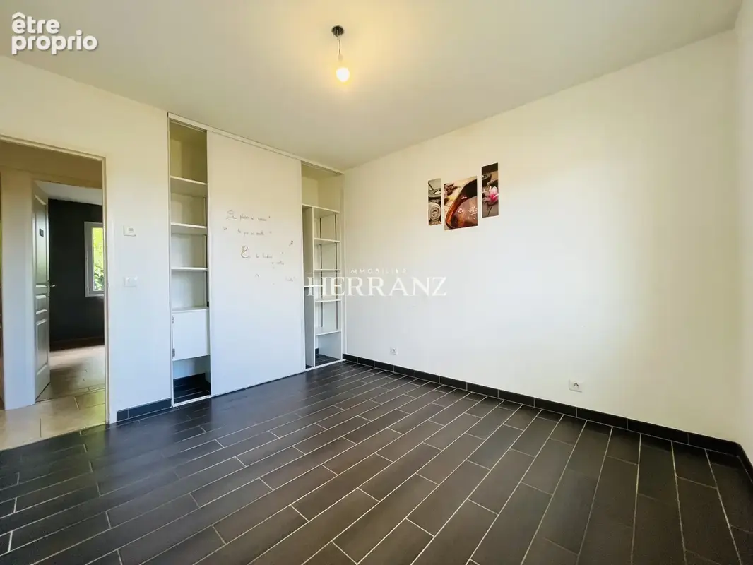 Maison familiale de plain-pied de 135 m2, 4 chambres, garage de 55 m2 et jardin de 2 000 m2 - photo 12