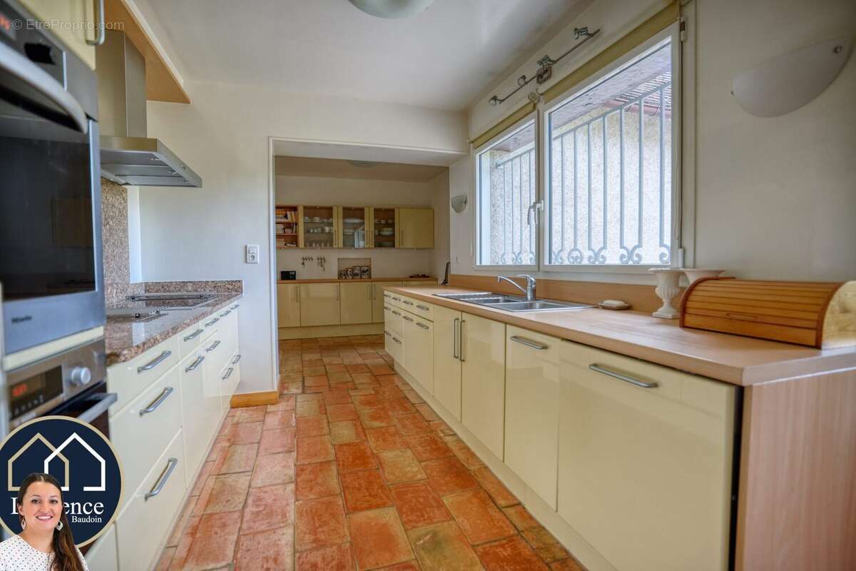 Maison 230 m² à La Hauteville  - photo 7