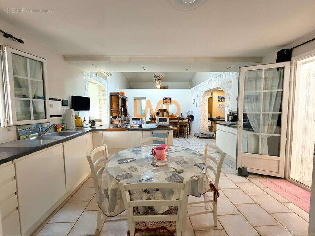 Propriété de 265 m², piscine, logements indépendants à Tourrette - photo 12