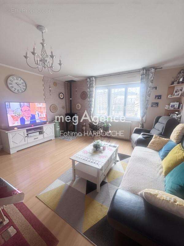 Appartement à LE CHAMBON-FEUGEROLLES