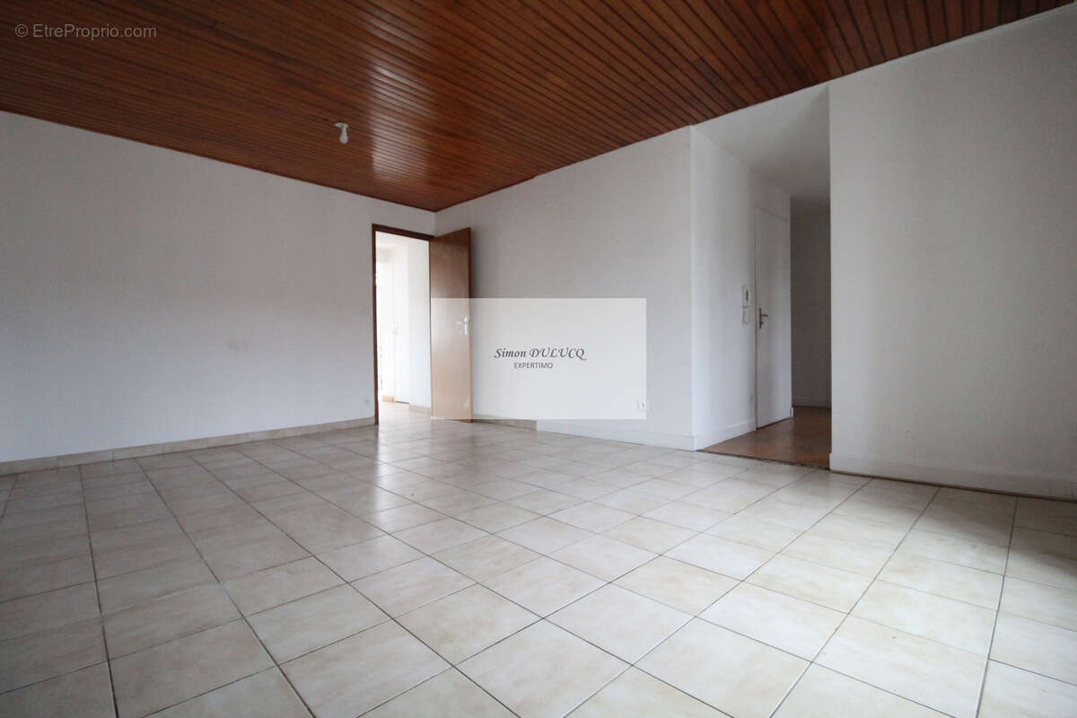 ENSEMBLE IMMOBILER : T4 ; T2 local commercial et grange - photo 3