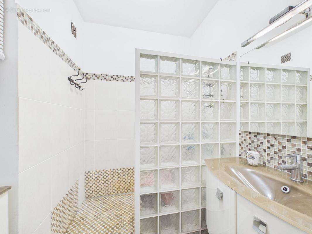 A vendre f3 lumineux vue mer palais grandval - photo 12