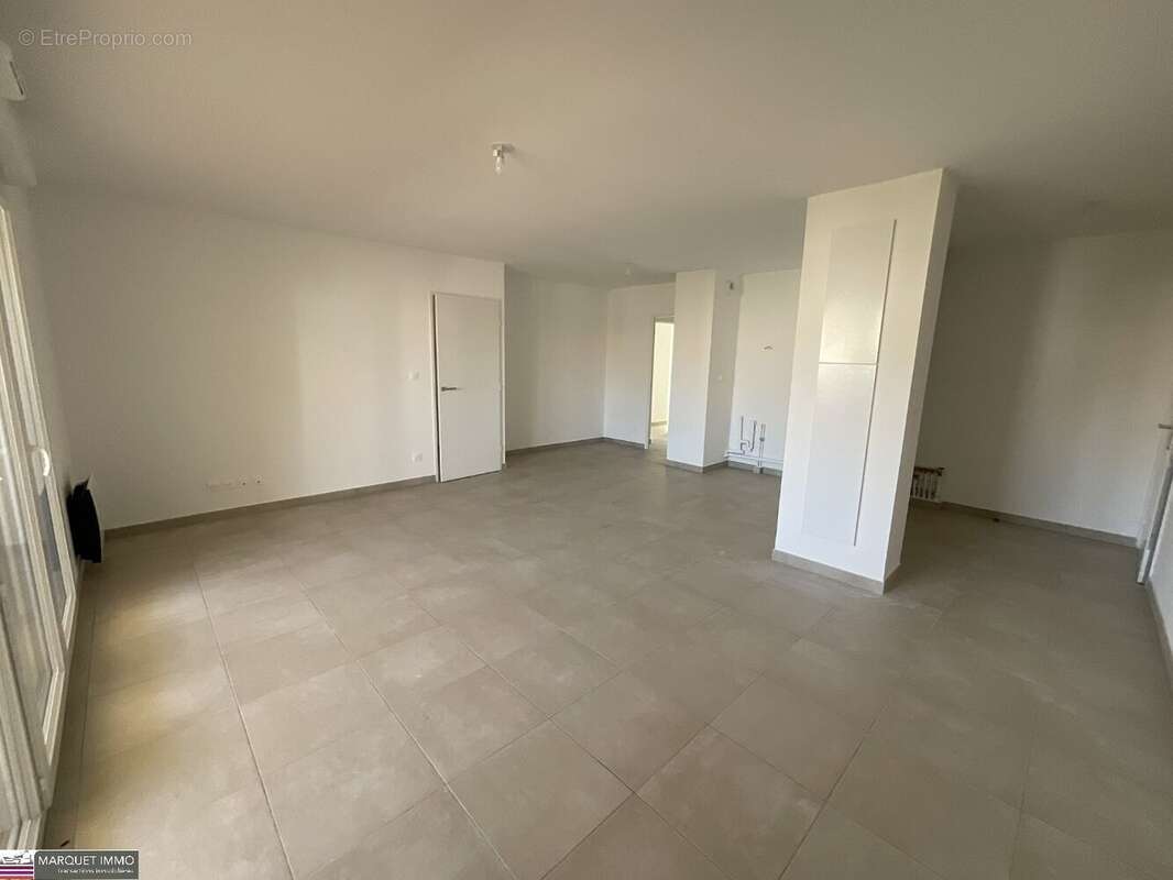 APT T4 offrant 90 m² avec terrasse 15 m² et parking au 4° étage avec ascenseur... - photo 5