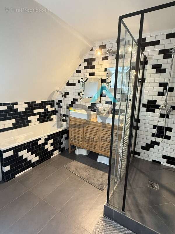 Maison à LE MESNIL-LE-ROI