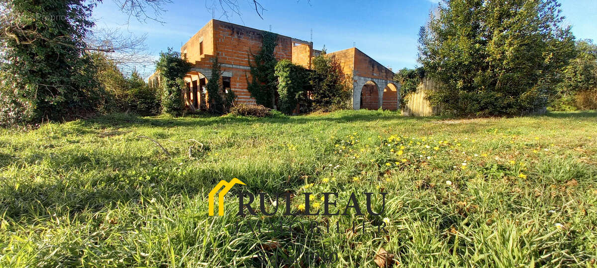 Terrain à AMBARES-ET-LAGRAVE