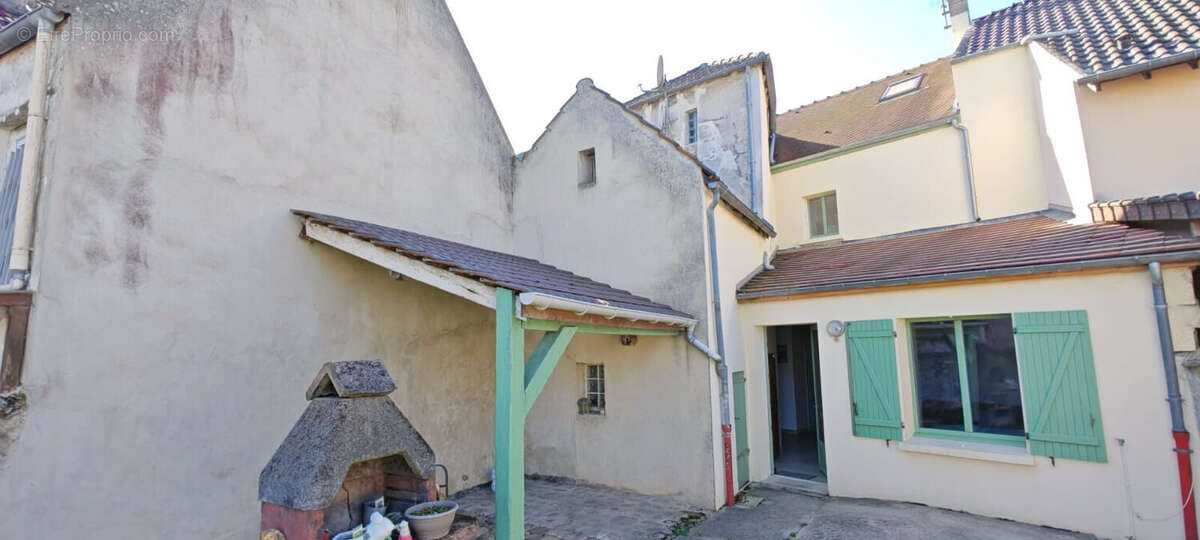 Maison à VILLENEUVE-LE-COMTE