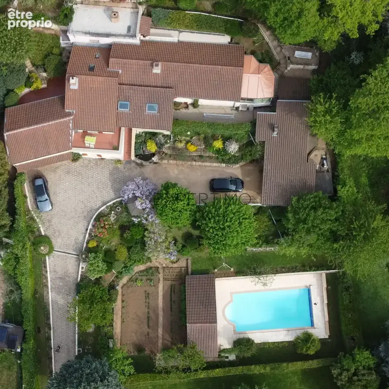 Vue exceptionnelle, piscine et grands volumes : une maison familiale rare aux portes de Mâcon - photo 31