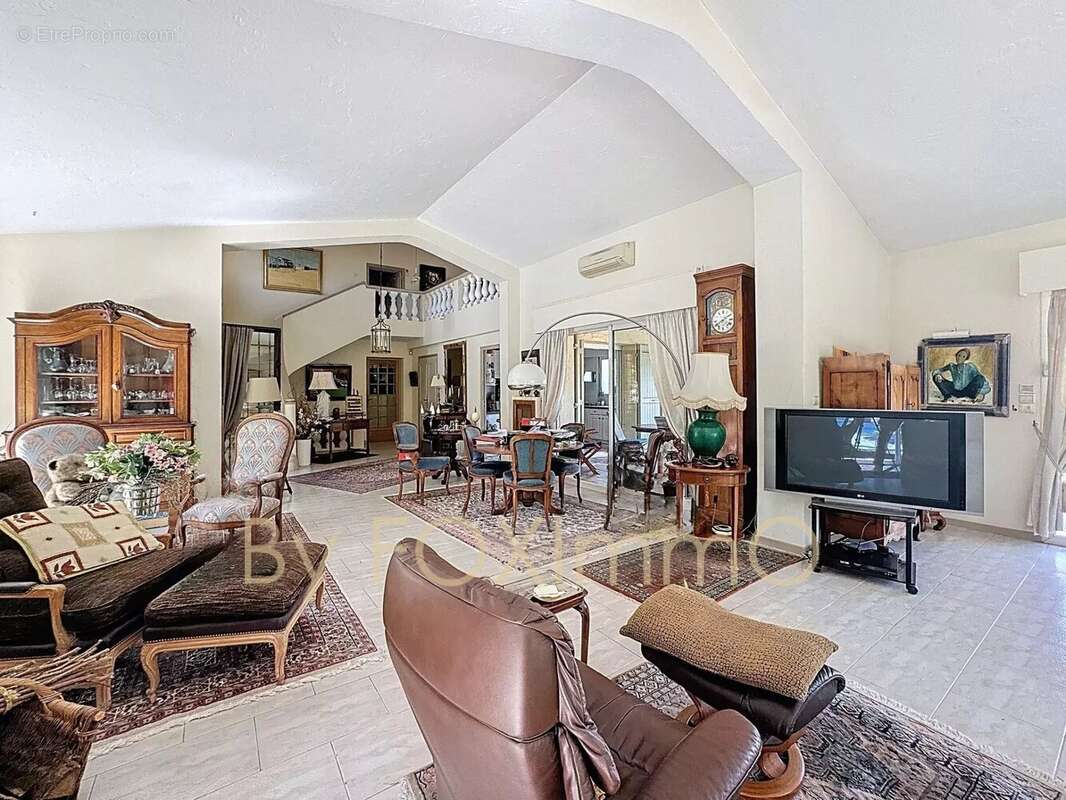 Villa de caractere vue panoramique sur Saint-Paul-de-Vence – 370 m² , piscine, terrain 2000m2, calme - photo 5