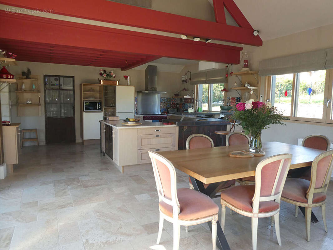 Maison d'environ 240 m² au sol , vie de plain-pied + étage, belles prestations - photo 3