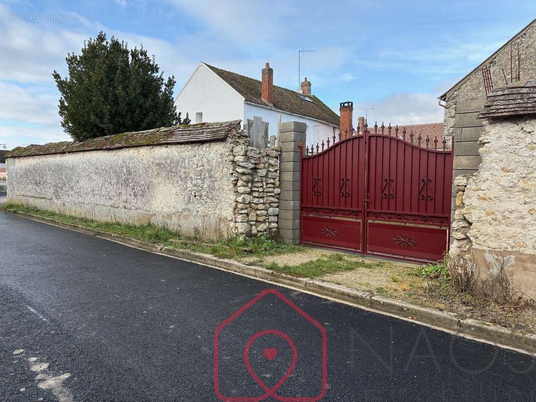 Maison à SAINT-PIERRE-LES-NEMOURS