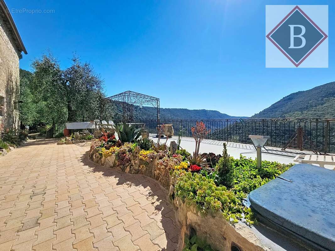 Maison à SAINT-CEZAIRE-SUR-SIAGNE