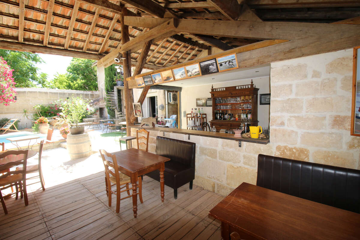 Maison de maître avec jardin, pisicine, parkings. - photo 12