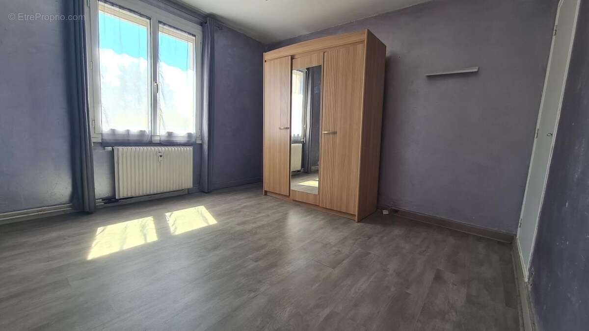 Appartement T4 - CHARNAY LES MACON - Ascenseur, balcons, place privative et cave - photo 8