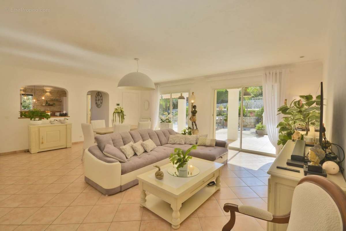 Maison à ROQUEFORT-LES-PINS