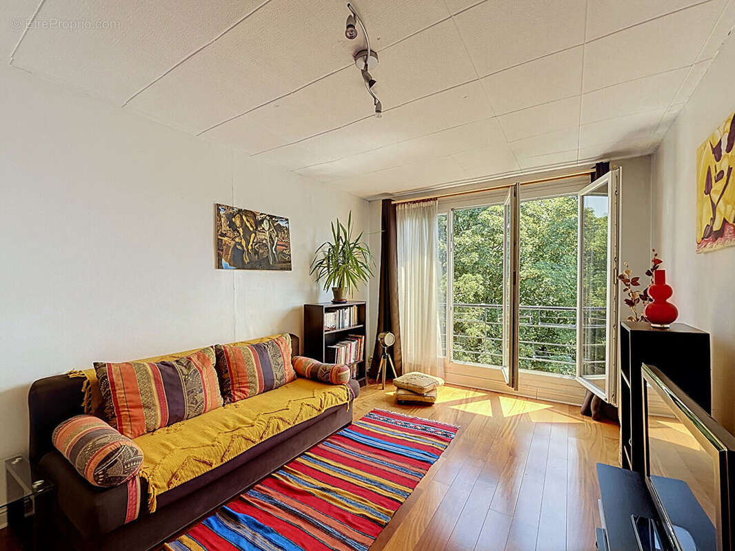 Montreuil, rue rochebrune, 10min du metro, au calme sur jardin, dernier etage, beau 2 pieces traversant avec une cave. - photo 2