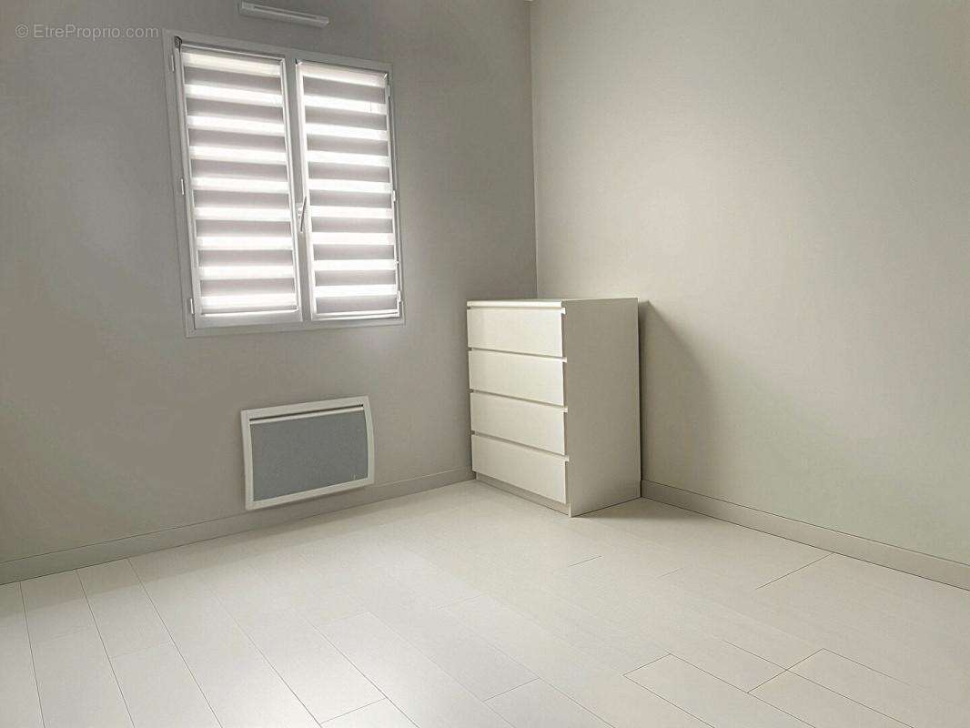 Maison de plain-pied - 2019 - 83 m² - 3 chambres - Jardin, piscine et garage - photo 7