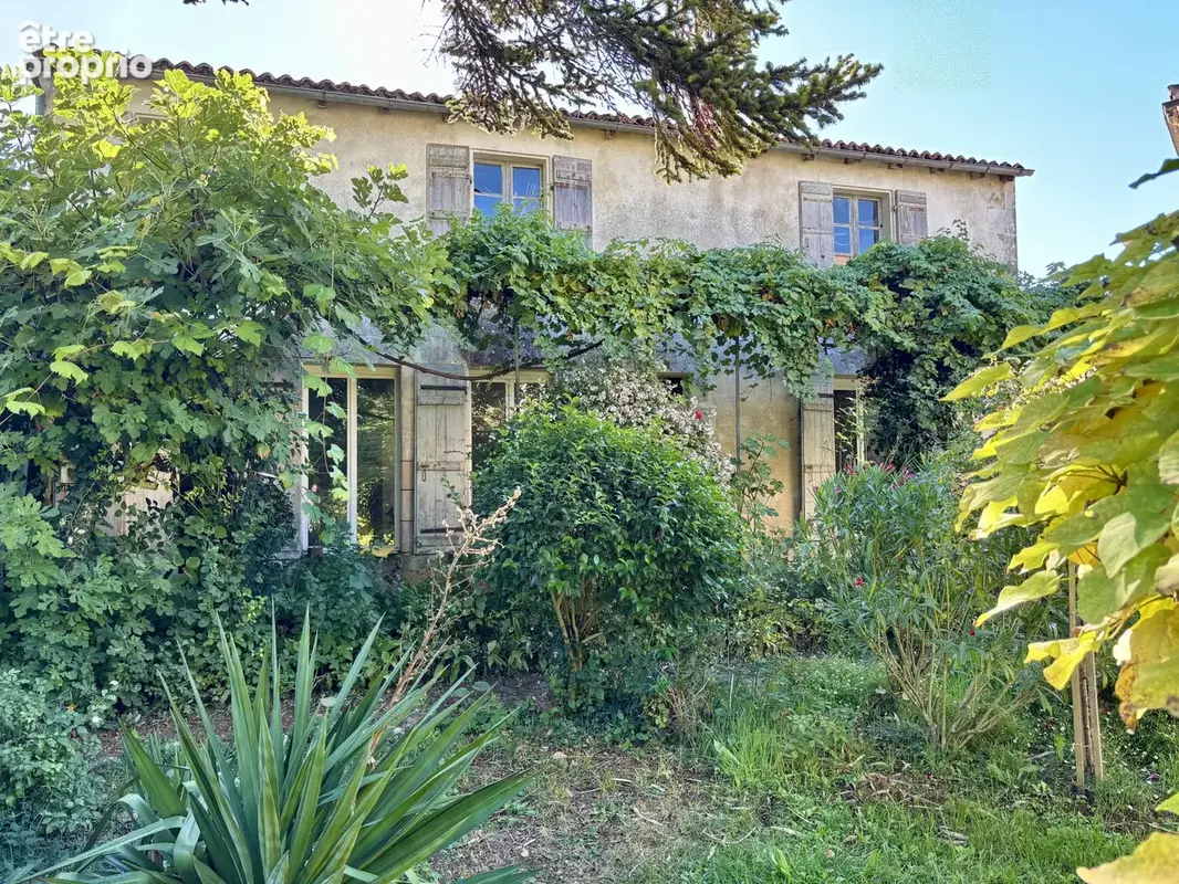 Maison de caractère avec dépendances et jardin - photo 2