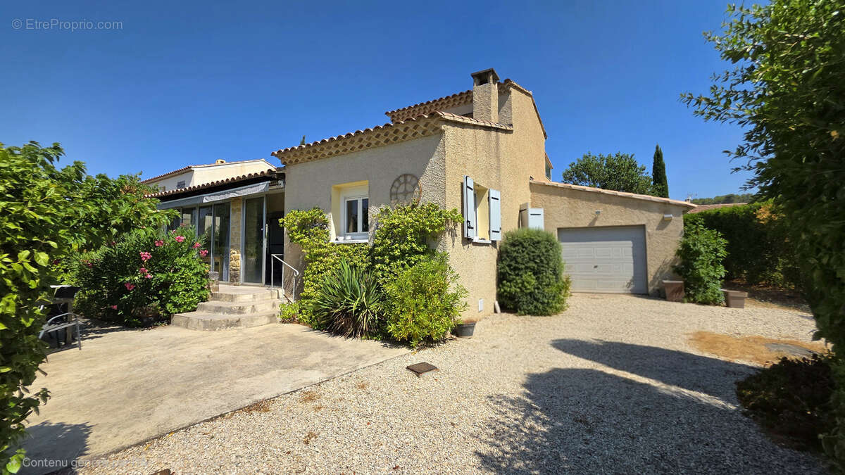 LAURIS CENTRE: Maison T4 de 100 m2 avec garage, atelier sur 1200 m2 de terrain - photo 2