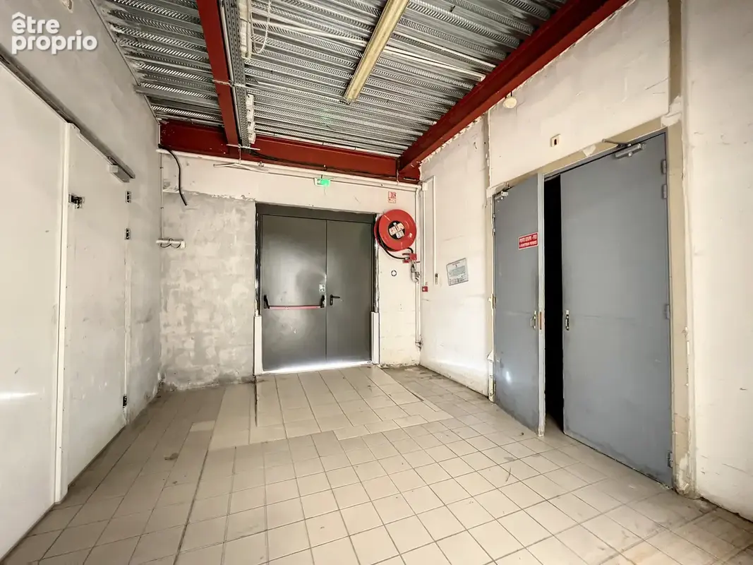 Roquebrune sur Argens En zone artisanale et commerciale, avec double visibilié, 1424 m2 sur deux niveaux : - photo 22