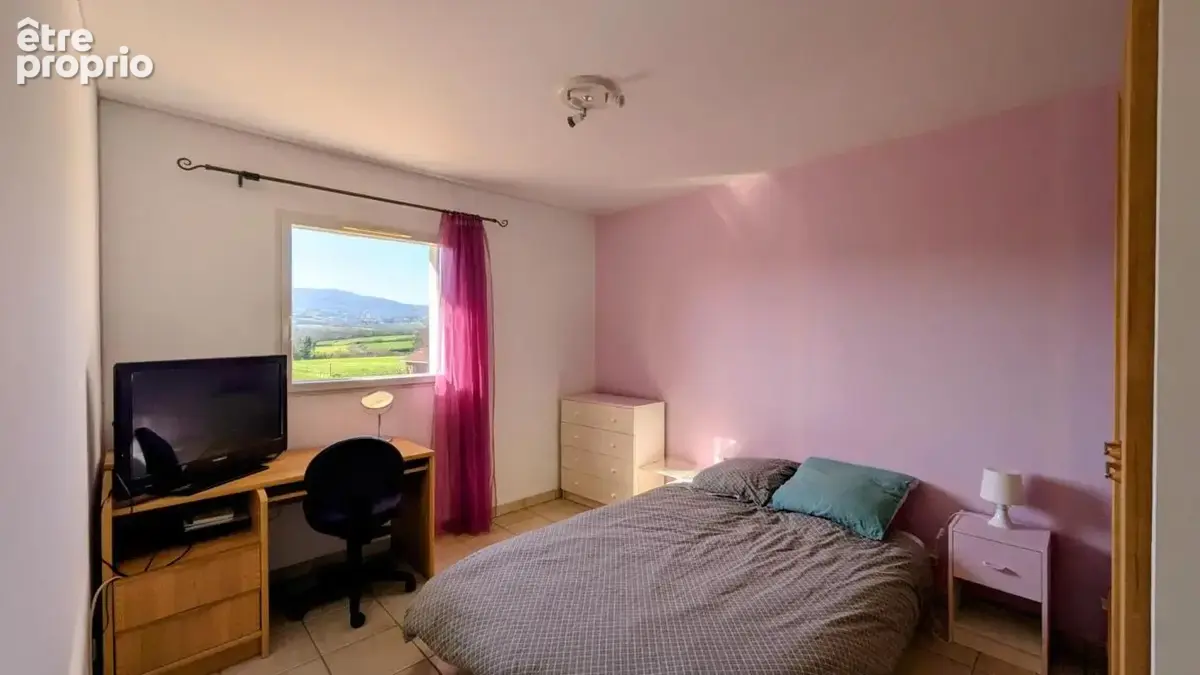 Villa familiale de 212m² - vue Monts du Lyonnais - calme absolu - piscine - grand terrain - photo 13