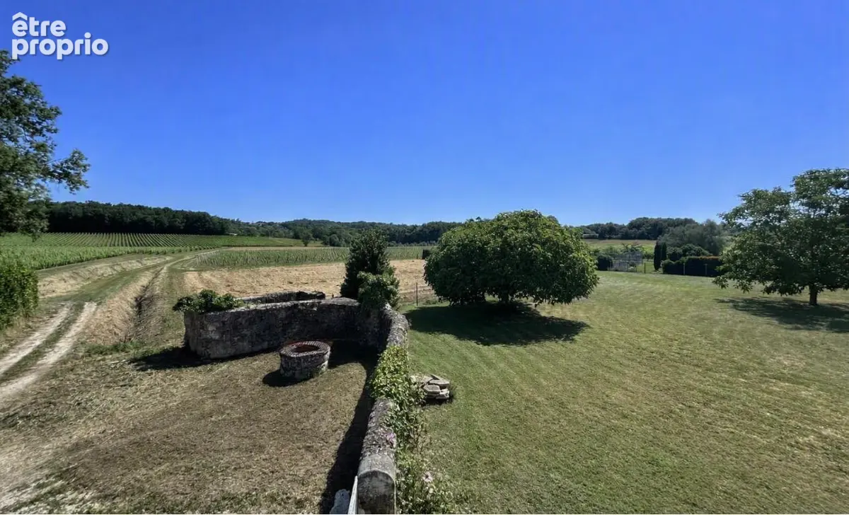 Saint-André de Cubzac , plus précisément à La lande de Fronsac ,au calme proche des vignobles ,Découvrez cette Maison de Village - photo 18