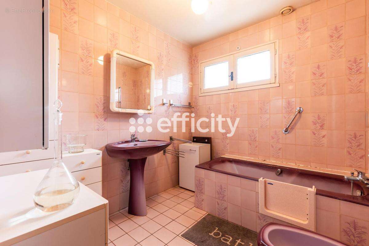Maison 155 m² à Salles  - photo 14
