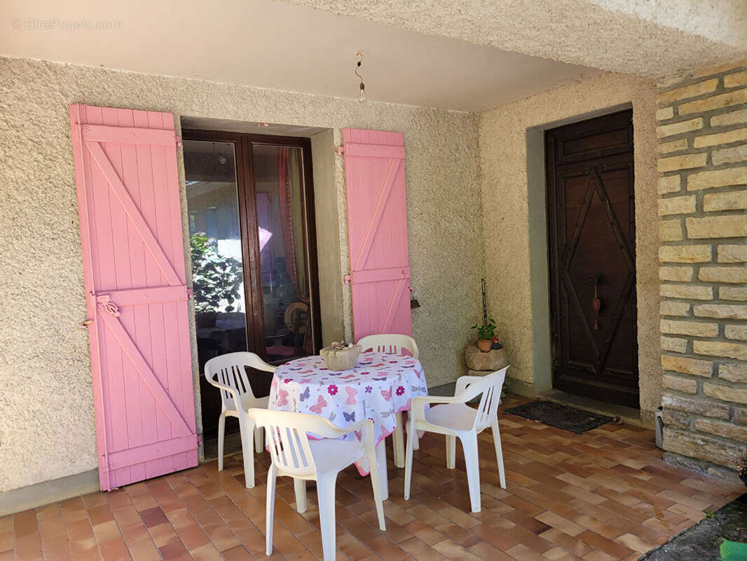 Grande maison familialle  avec dépendances et 2ha du terrain. - photo 3