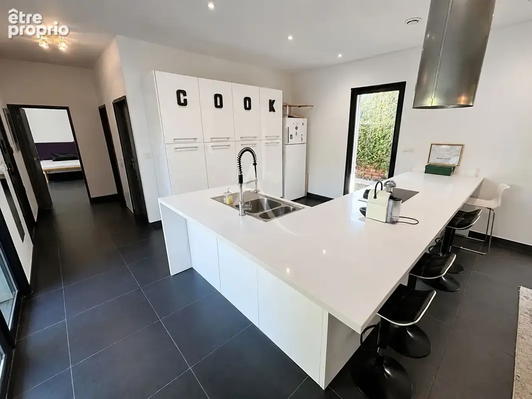 Villa de plain-pied à Aubord, 5 pièces avec jardin et piscine - photo 4