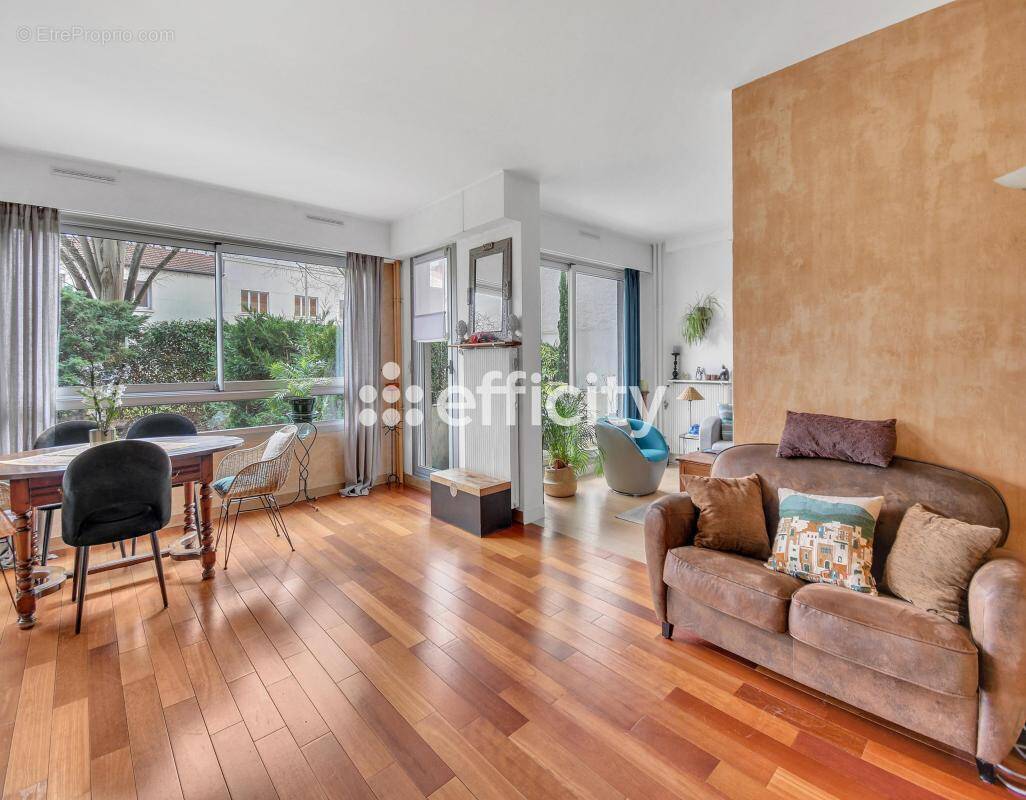 Appartement à COURBEVOIE