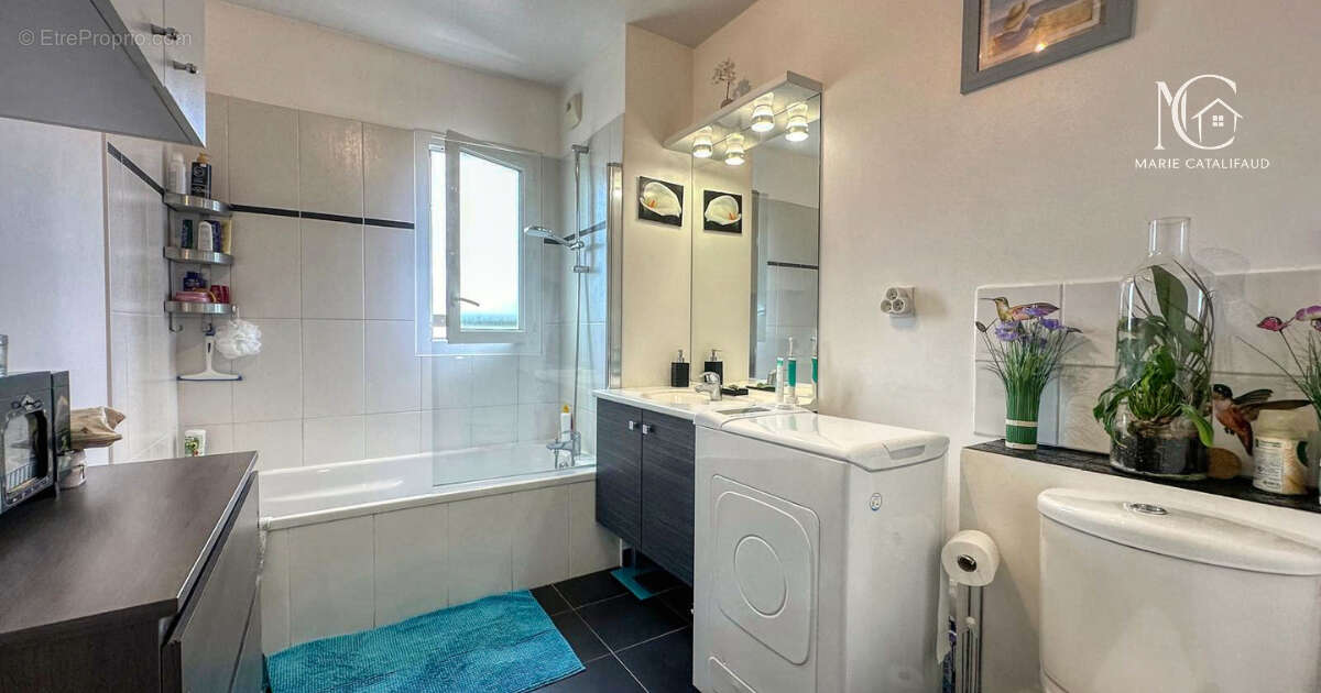 À VENDRE - Beau 2 pièces de 53 m² avec grande terrasse, PISCINE et parking - photo 7