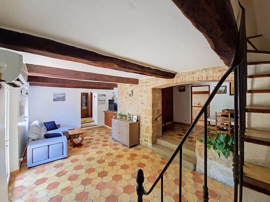La colle-sur-loup   cœur de village   maison 4/5 pièces de 104 m2 avec jardin, dépendances et stationnements - photo 5