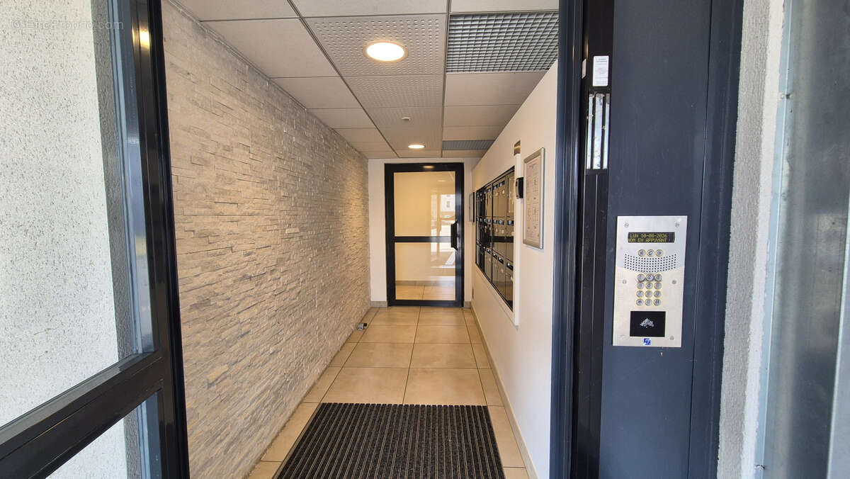 Yutz Aéroparc   T3 de 62,67 m2 avec terrasse et parking - photo 3