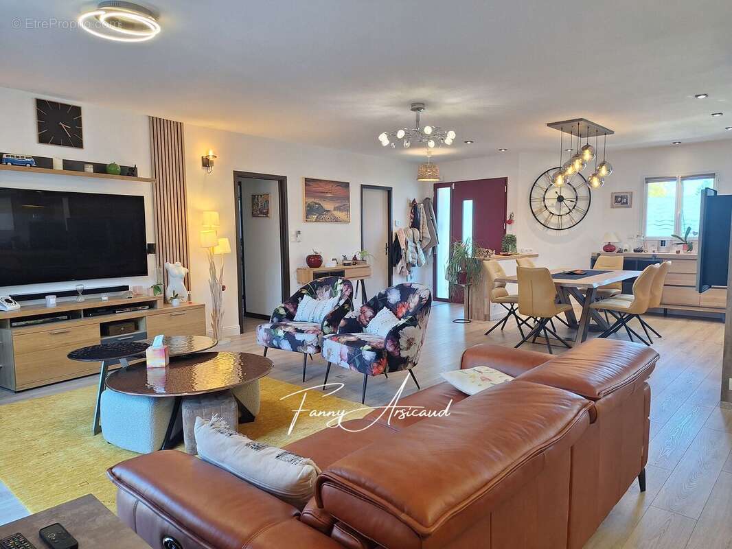 Maison à CHAMPAGNE-LES-MARAIS