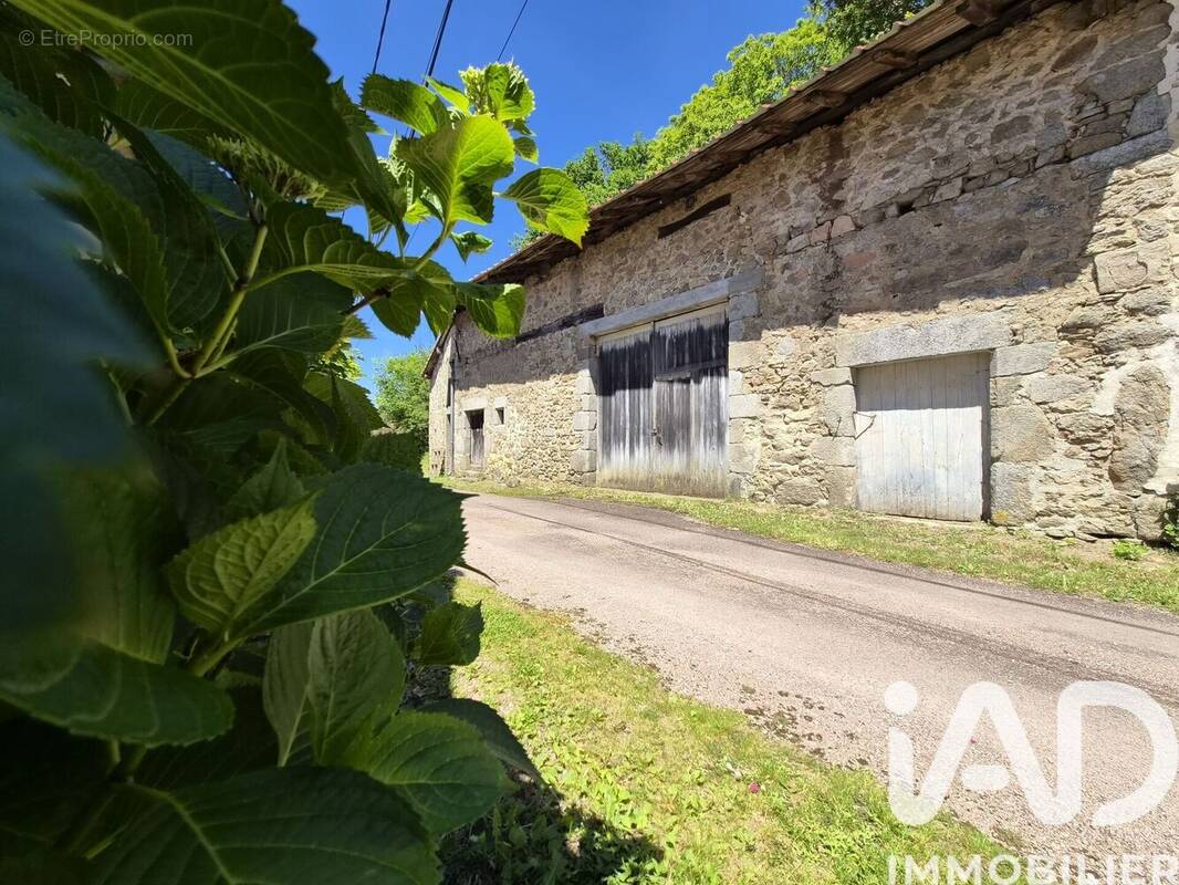 Photo 1 - Maison à SAINT-BARTHELEMY-DE-BUSSIERE