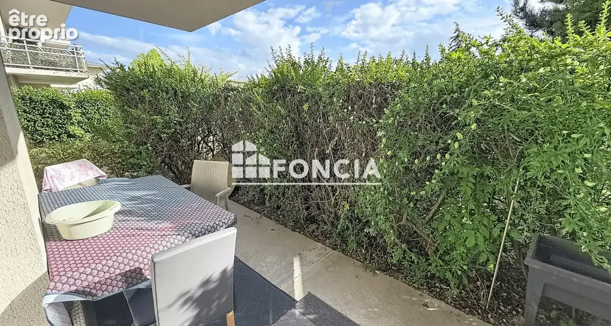 T3 avec terrasse et deux parkings - photo 3