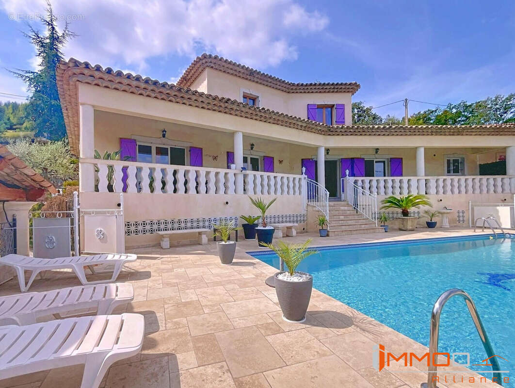 Maison 192 m² à Saint-Paul-En-Foret  - photo 2