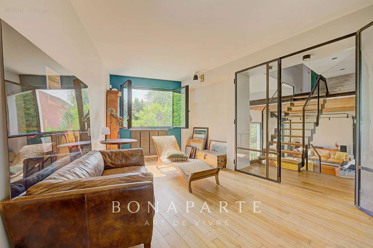 Suresnes – Élégante maison familiale de 210 m² avec jardin paysager et garage - photo 11